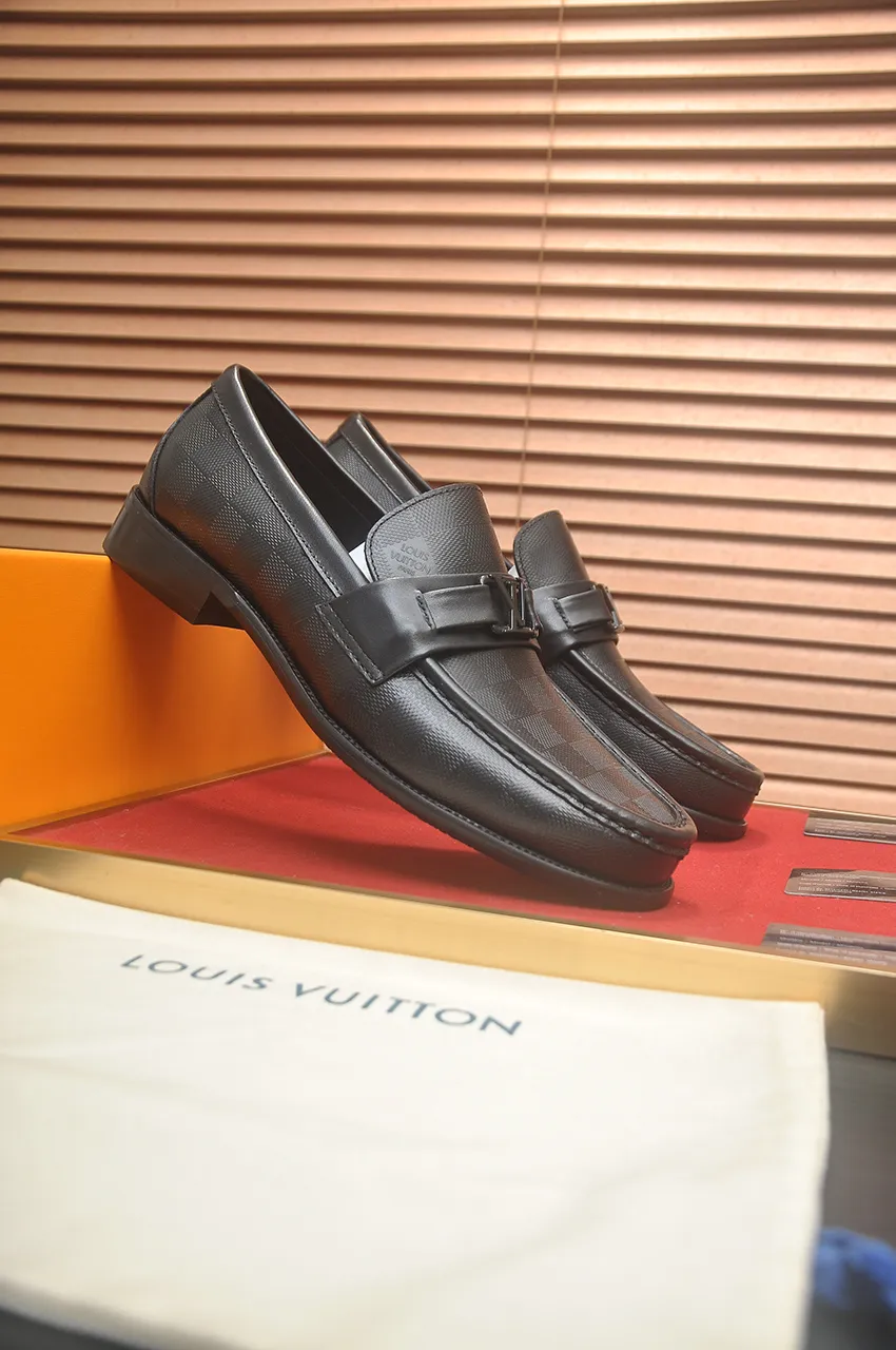 Men's men's shoes 💰540💶 [LV] (original single cowhide lining) 🍀LV's latest genuine leather business suit shoes are launched simultaneously on the official website. The first-layer cowhide imported from Italy is made of heavy gold, 💥official website 1:1 rubber outsole. Versatile to wear, high-end without losing class, and the color combination is extraordinary. This four-season style is alluring when worn on your feet, showing off your big-name flair. Standard code 39-45 (45 customized)
